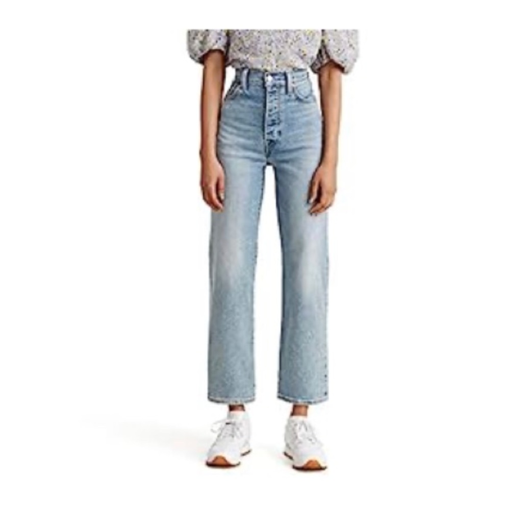 Levi’s ribcage jeans in light wash.